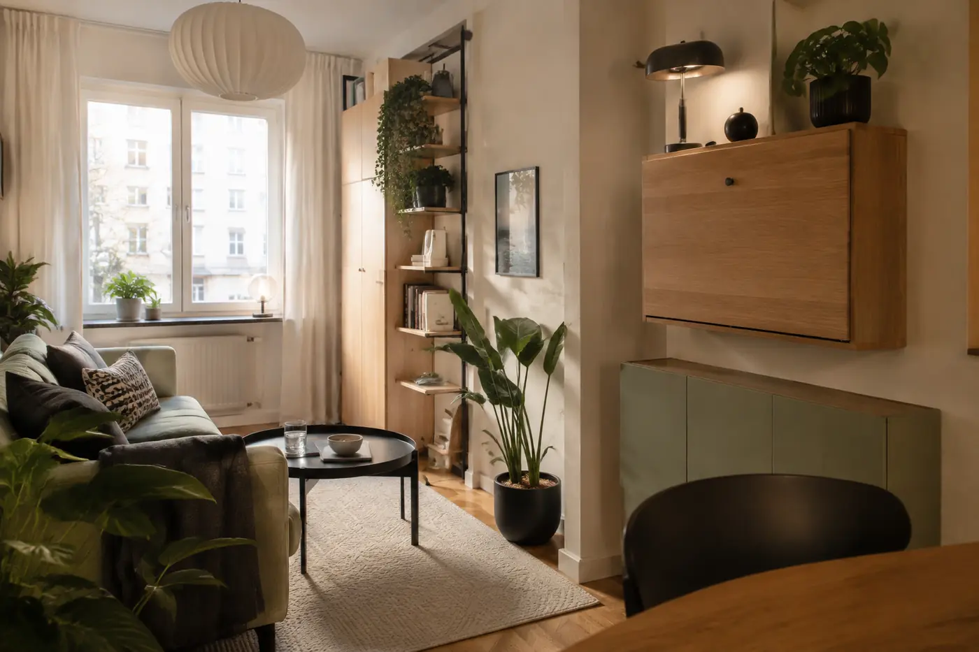 Wohnzimmer mit geschlossenem, platzsparendem Arbeitsplatz